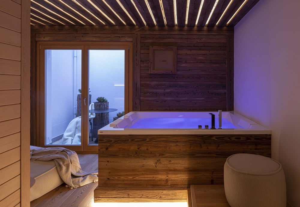 saune-in-casa-con-vasca-idromassaggio-in-montagna