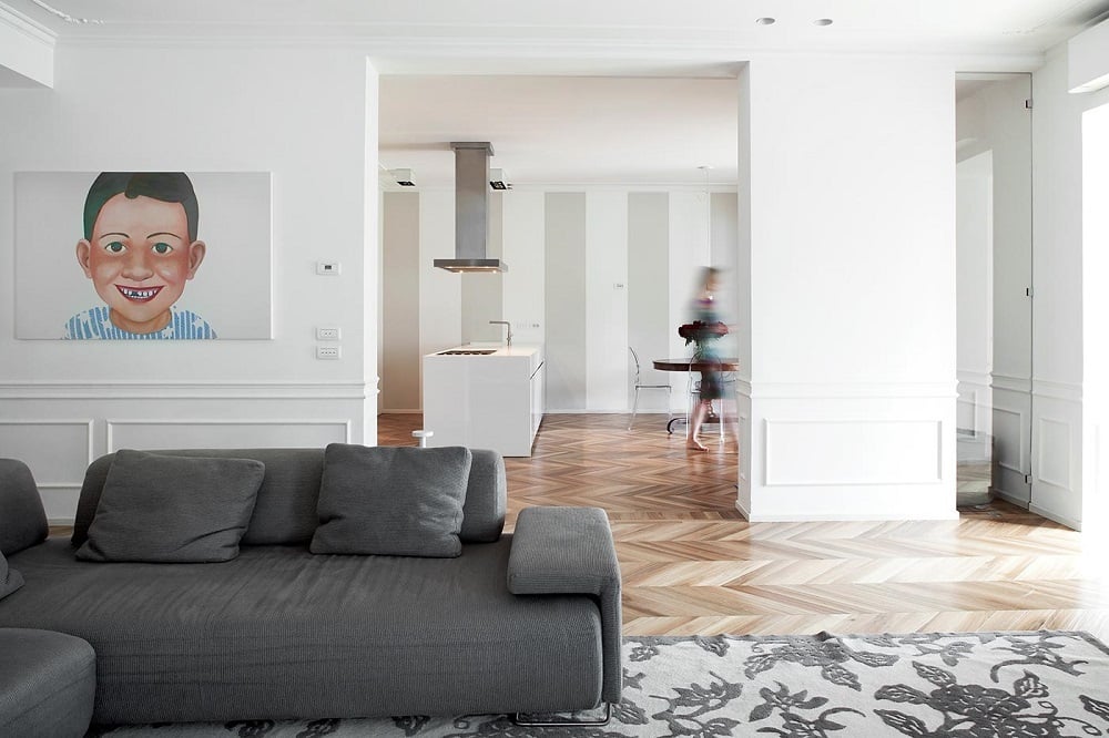 arredamento-total-white-pantone-cloud-dancer-e-legno-villa