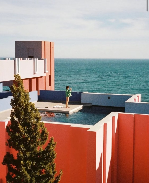 muralla-roja-piscina-sul-mare