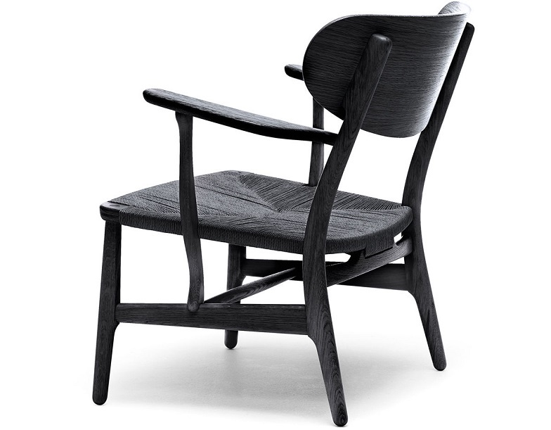 Poltrona-in-stile-nordico-consigli-e-idee-per-scegliere-quella-giusta-ch22-lounge-black-chair-hans-wegner-carl-hansen-and-son-AD-Dal-Pozzo.jpg