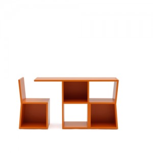 Libreria trasformabile in tavolo con due sedie. Legno multistrato, laccato bianco o arancione.