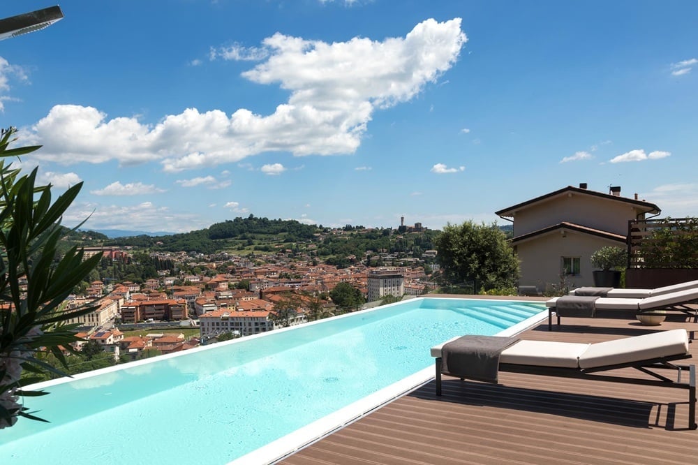 Una piscina a sfioro affacciata sulla città - ad dal pozzo