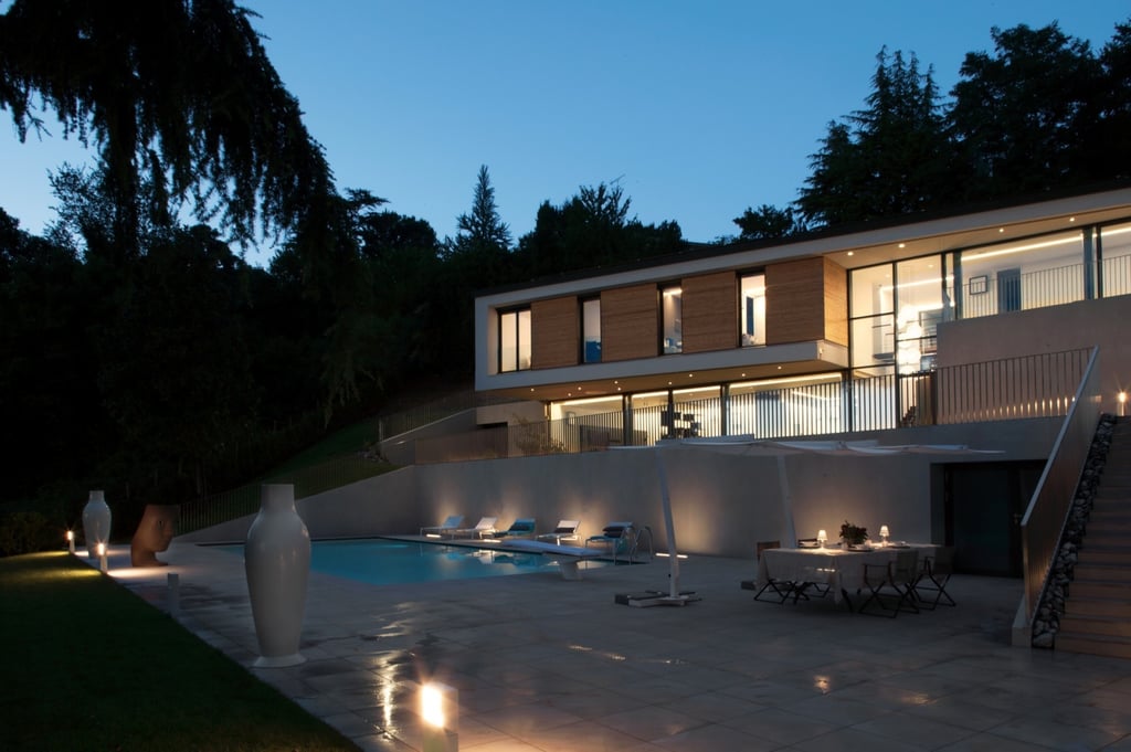 ad-arredo-dal-pozzo-progetto-arredo-ombrelloni-design-per-la-villa-con-piscina-in-stile-moderno.jpg